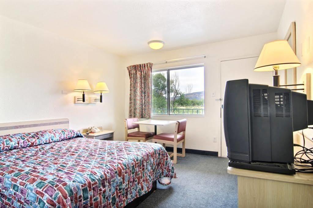 Travelodge By Wyndham Raton Exteriör bild